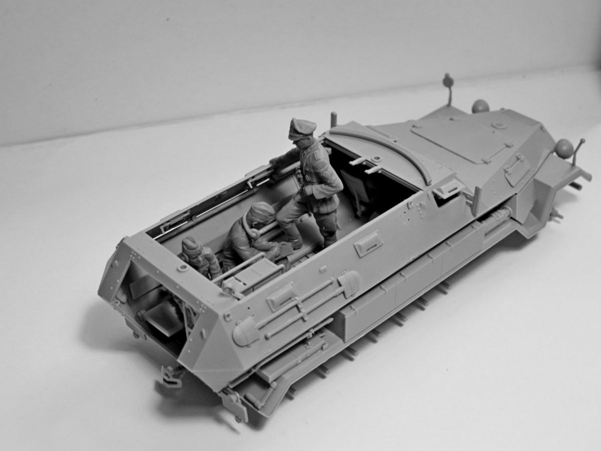 ICM 35105 Beobachtungspanzerwagen Sd.Kfz.251/18 Ausf.A WWII German Observation Vehicle with crew 1/35 – image 10