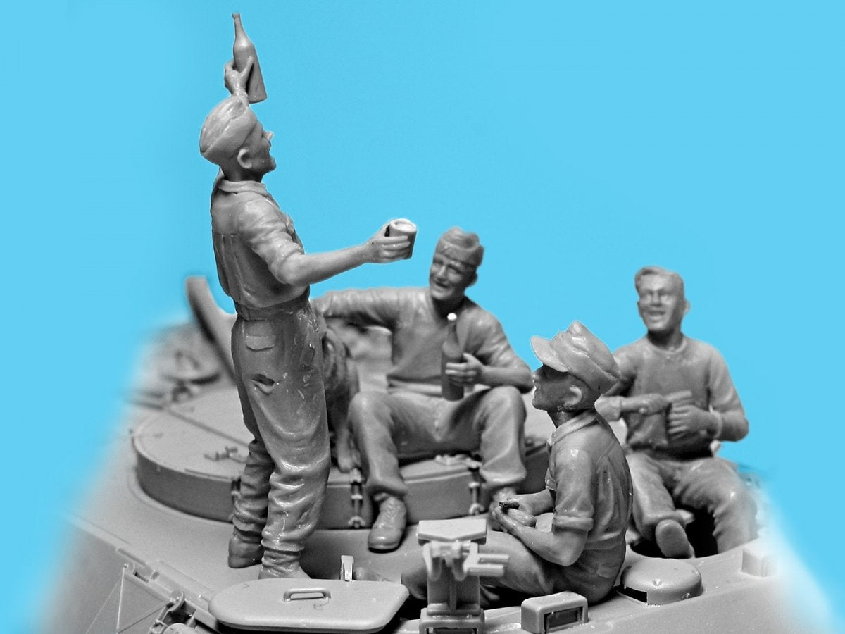 ICM 35343 Prost! Between Battles on Bergepanther WWII German Tankmen with Bergepanther 1/35 – zdjęcie 4