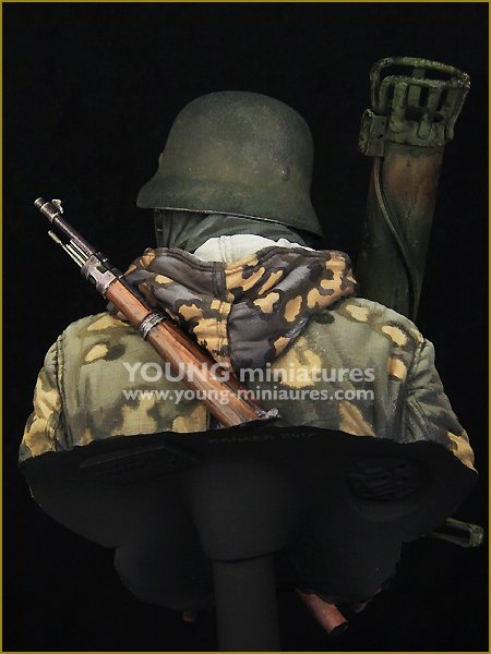 Young Miniatures YM1865 German Waffen SS with Panzerschreck 1/10 – image 4