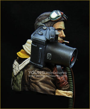 Young Miniatures YM1872 B-17 CREW with K20 CAMERA 1/10 – image 9