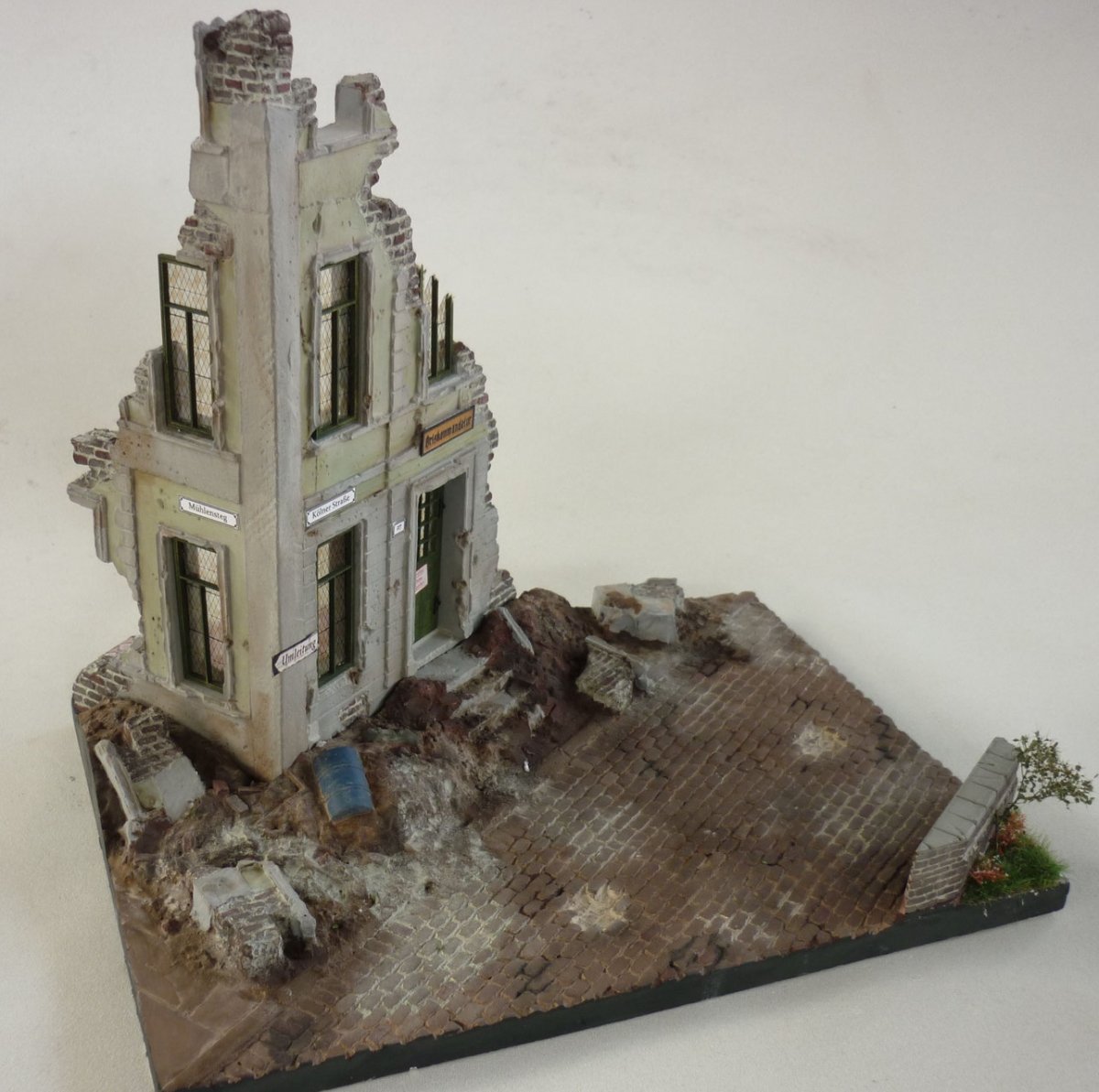 RT-Diorama 35252 Diorama-Base: Corner Ruin Berlin 1/35 – image 9