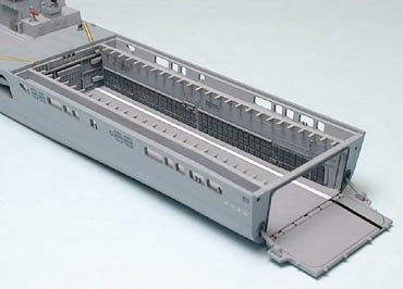 Tamiya 31003 Japanese Defense Force LST-4001 Ohsumi 1/700 – immagine 4