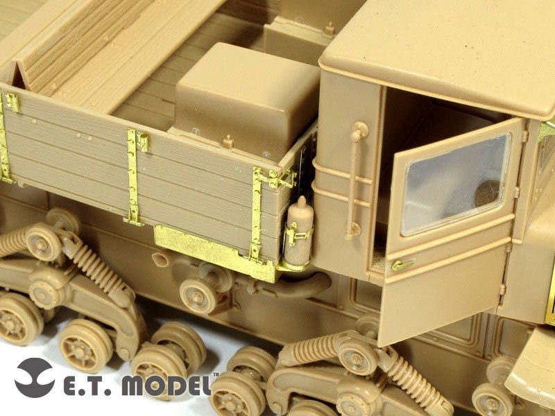 ET Model E35-049 WWII Soviet Voroshilovets Tractor (For TRUMPETER 01573) (1/35) – image 3