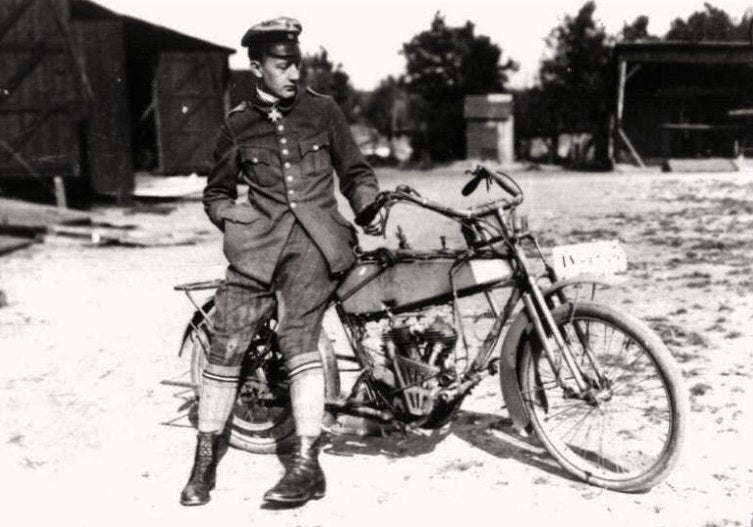 Copper State Models F32-058 Werner Voss posing with a motorcycle (Motorcycle not included) 1/32 – obrázek 3