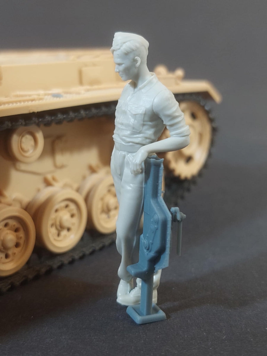 Panzer Art FI35-238 German tank mechanic at work No1 1/35 – image 2