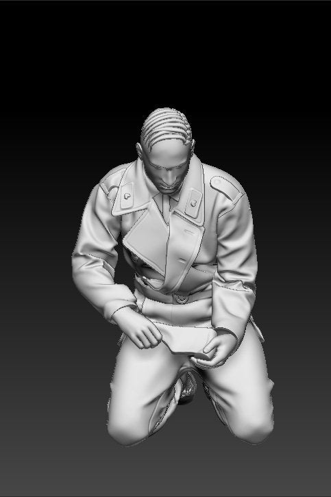 Glowel Miniatures 35007 Wounded panzer crewman and commrade 1/35 – image 2