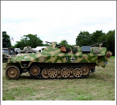 Collected 100-002 Sd.Kfz 251/1D 1/100