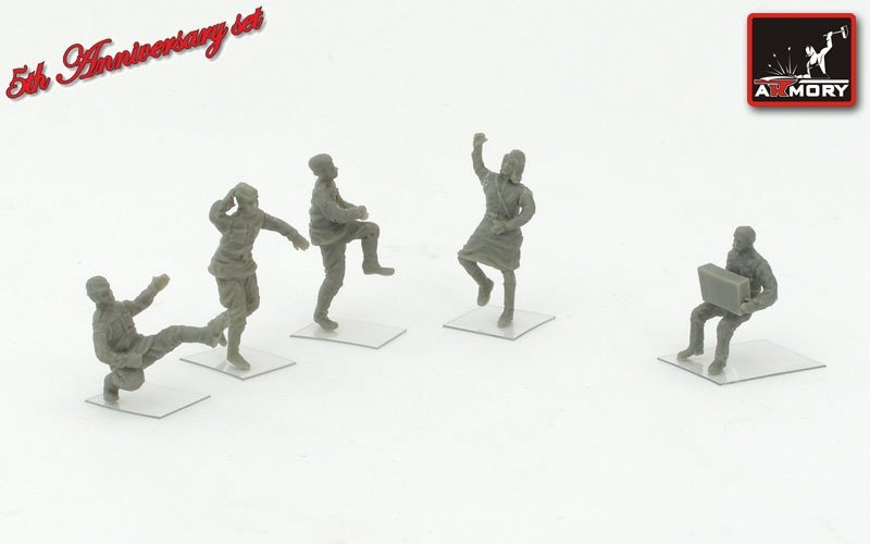 Armory Models F7221 Soviet soldiers at a party 1/72 – image 2