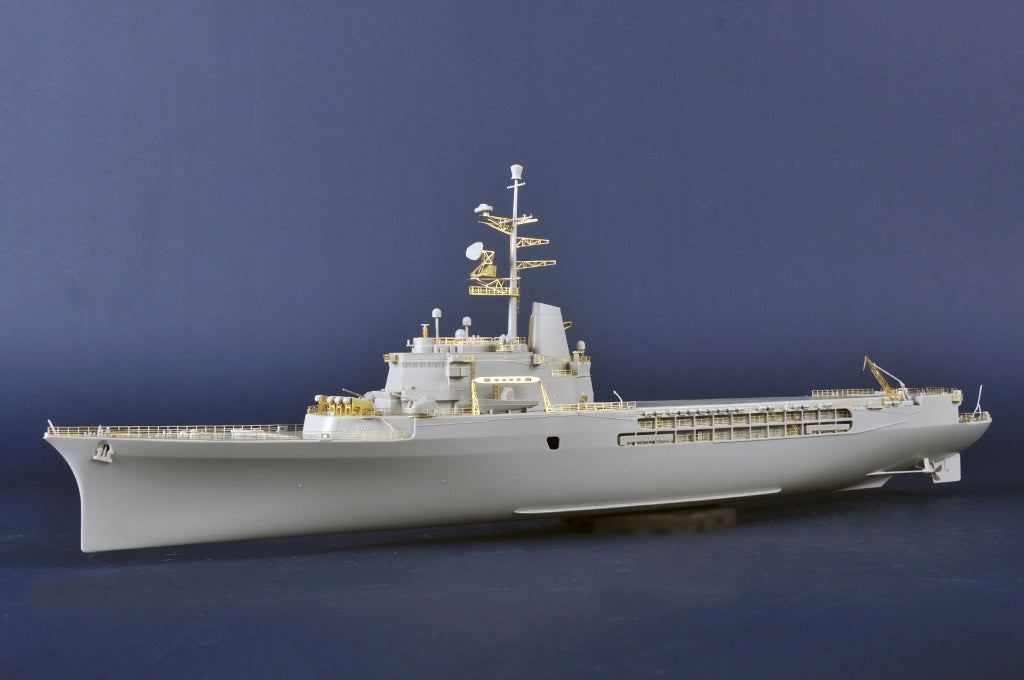 Trumpeter 05635 French Navy Helicopter Cruiser Jeanne dArc 2008 1/350 – image 5