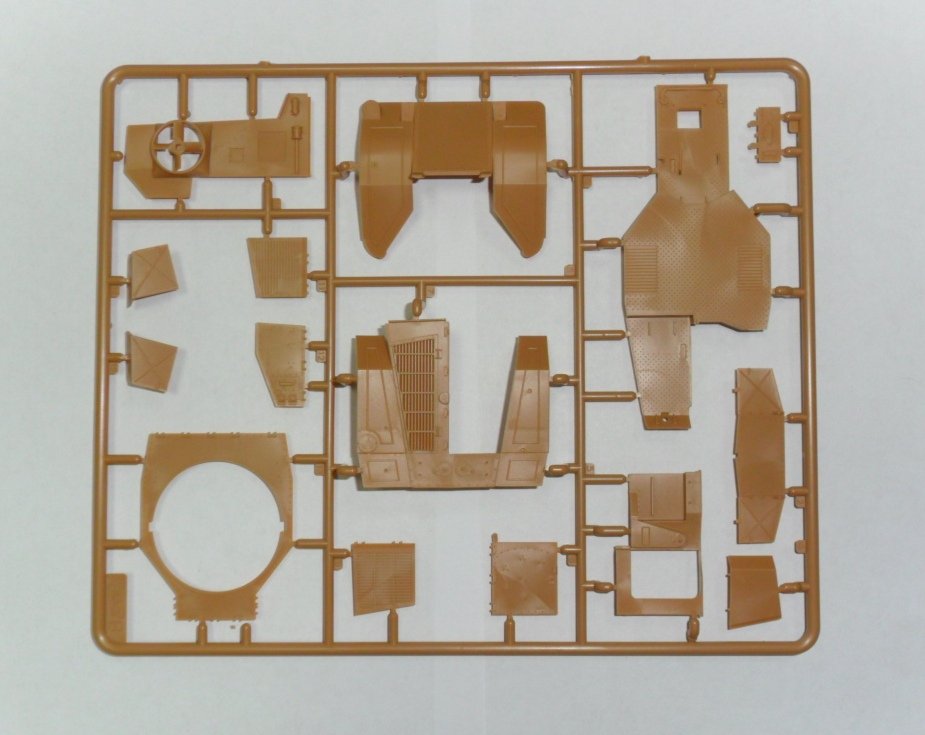 ICM 35382 P 204 (f) with German Armored Vehicle Crew (1/35) – image 3