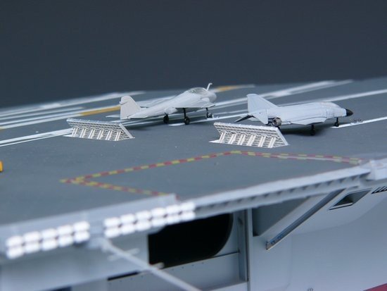 Trumpeter 05605 US CVN-68 Nimitz aircraft carrier 1975 (1/350) – image 11