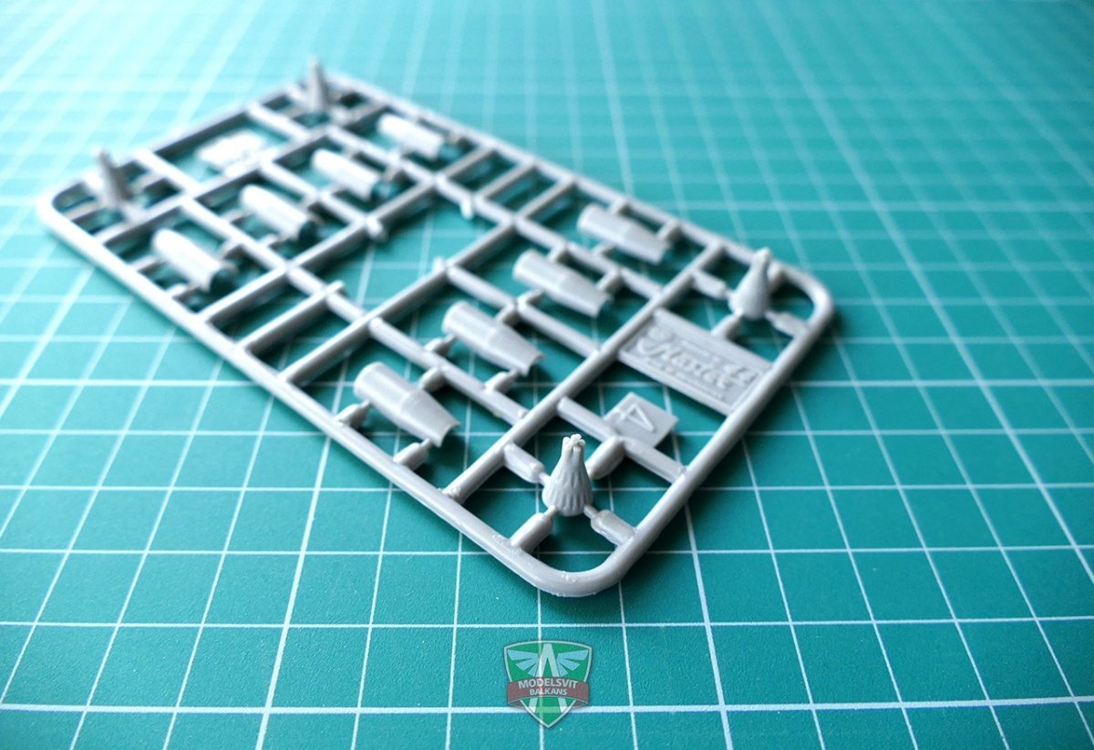 Modelsvit 72017 Sukhoi Su-17 Early version 1/72 – image 3