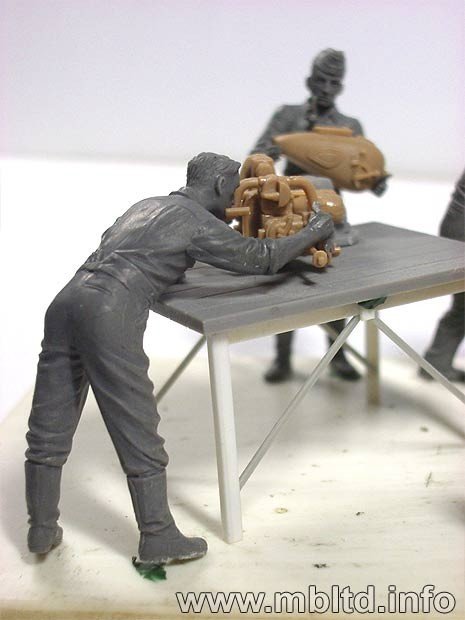 Master Box 3560 German motorcycle repair team (1/35) – image 6