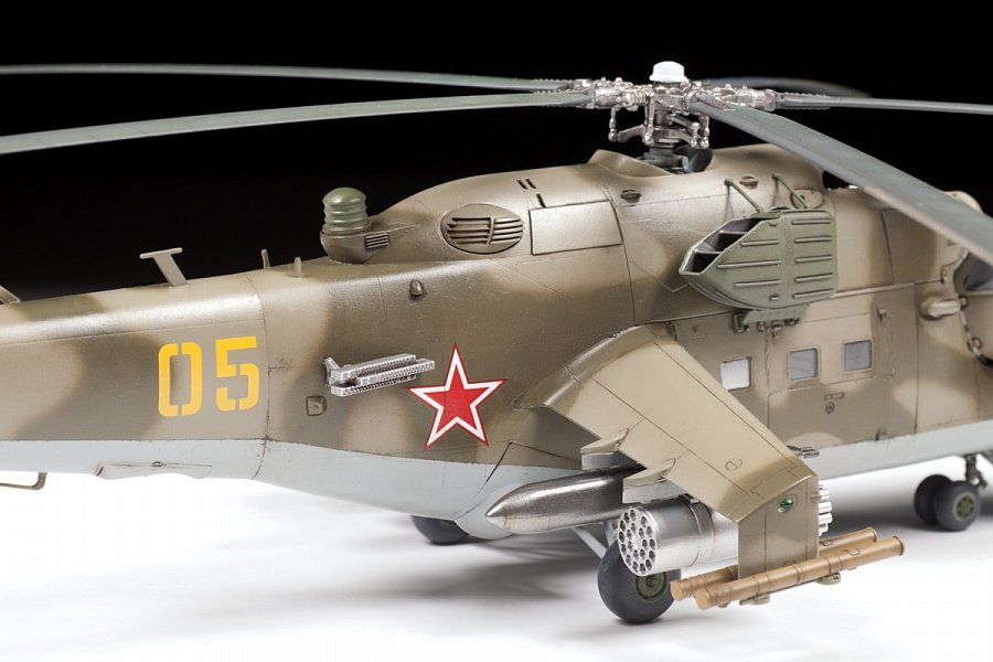 Zvezda 4823 Mi-24V/VP Soviet Attack Helicopter 1/48 – Bild 4