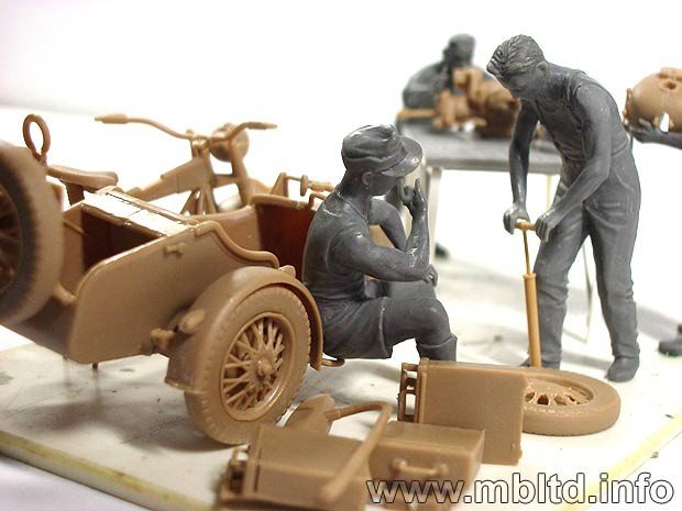 Master Box 3560 German motorcycle repair team (1/35) – image 3