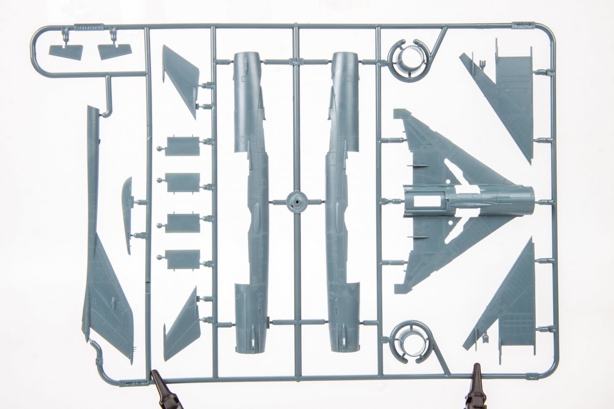 Eduard 70142 MiG-21MF Fighter Bomber 1/72 – image 6