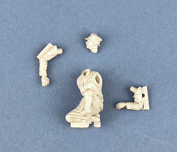 Copper State Models F35-025 Italian Armored Car Crew changing Tire 1/35 – image 4