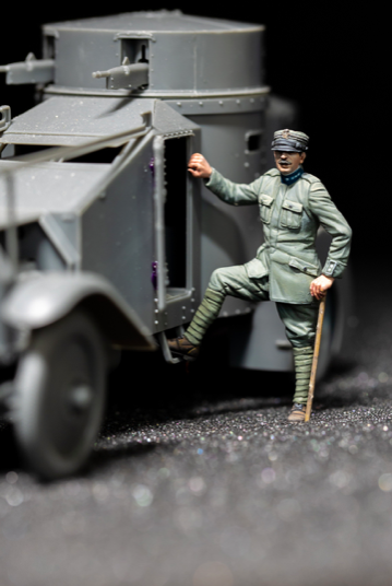 Copper State Models F35-023 Italian Armored Car Officer getting inside 1/35 – image 2