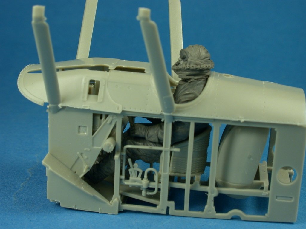Copper State Models F32-038 Seated RFC Pilot in Sidcot suit 1/32 – obrázek 3