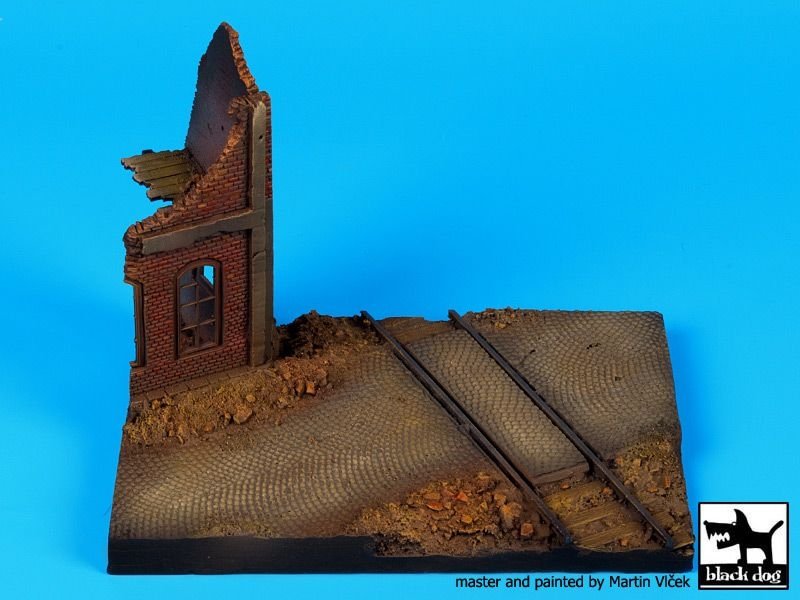Black Dog D72018 Ruined house with railway crossing base 1/72 – image 5