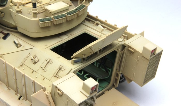 Meng Model SS-004 USInfantry Fighting Vehicle M2A3 Bradley w/BUSK (1/35) – image 9