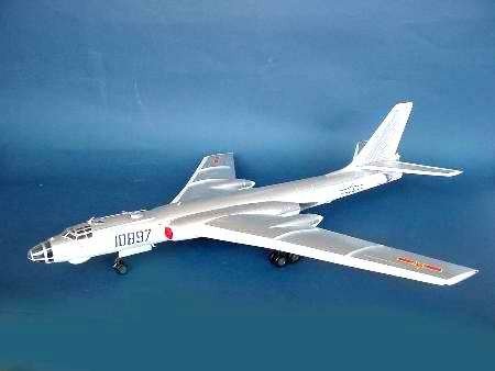 Trumpeter 01612 Tu-16K-26 G/Chinese H-6 1/72 – obrázek 3