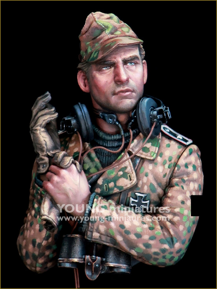 Young Miniatures YM18100 German Waffen SS Panzer Officer 1/10