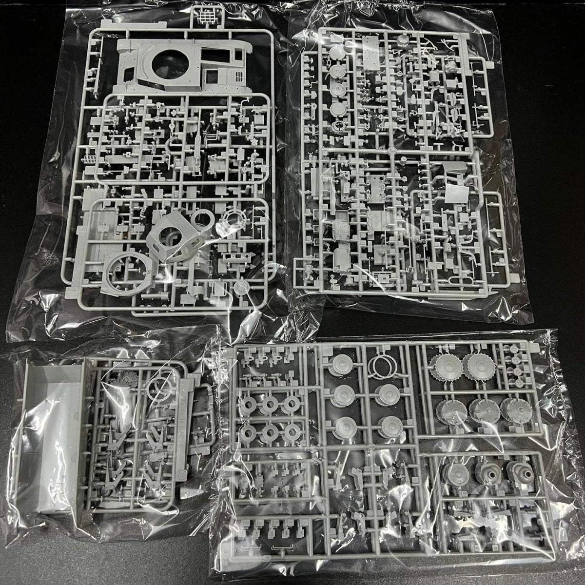 Dragon MD002 Pz.Kpfw.II Ausf.F w/Interior Afrika Corps 1/35 – image 4