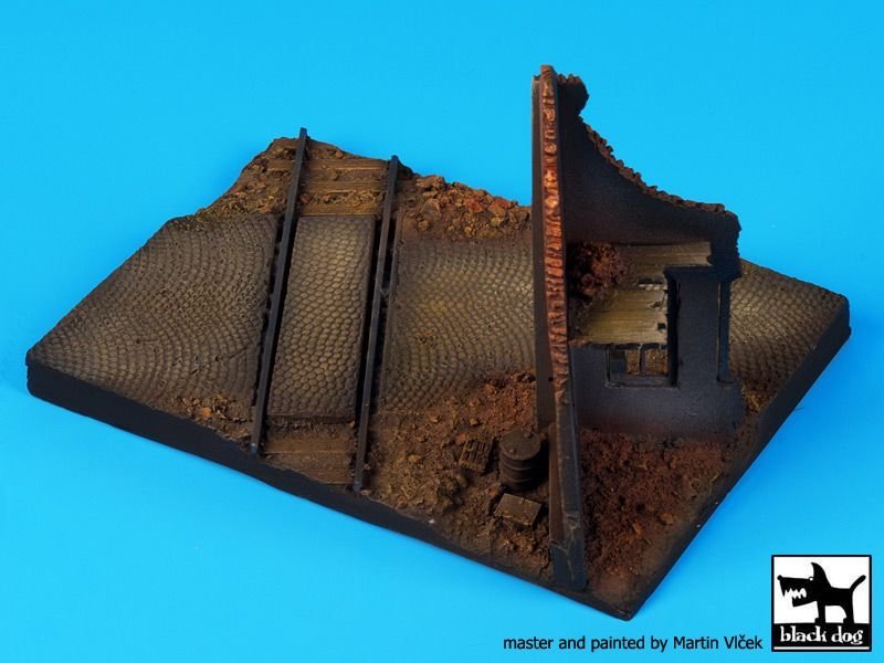 Black Dog D72018 Ruined house with railway crossing base 1/72 – image 2