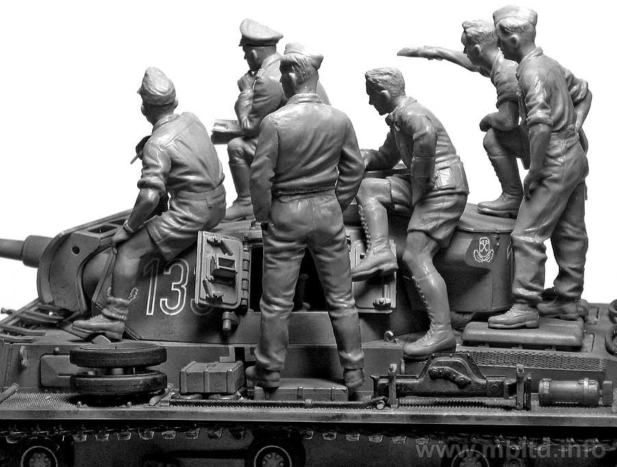 Master Box 3561 Rommel and German Tank Crew (DAK, 1941-1943) 1/35 – image 3