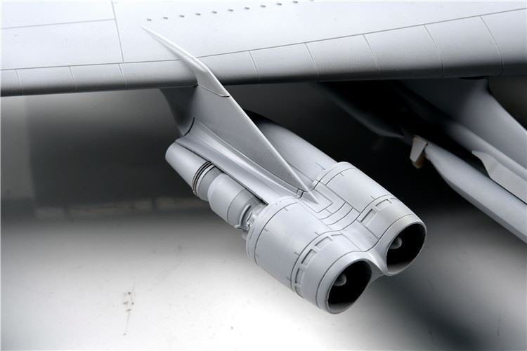 Modelcollect UA72200 B-52H US Stratofortress Strategic Bomber 1/72 – obrázek 14