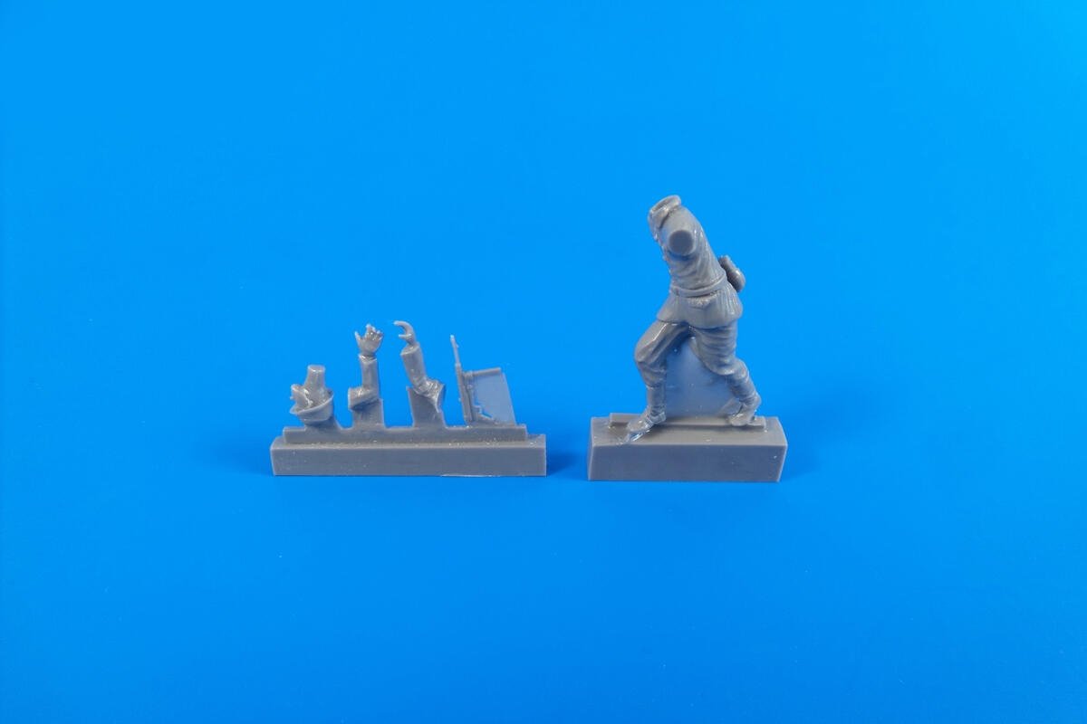 CMK 48309 German WWII Motorcycle Rider(pushing his Machine) for Tamiya BMW kit 1/48 – image 3