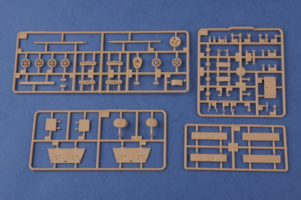 Hobby Boss 83848 Soviet T-20 Armored Tractor Komsomolets 1940 1/35 – image 4