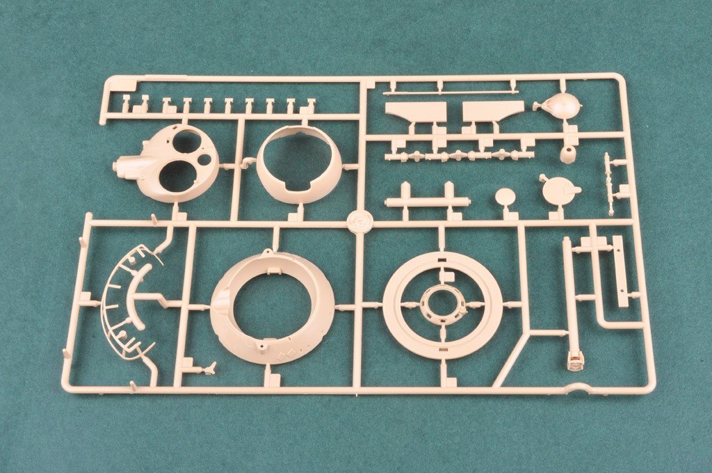 Hobby Boss 82490 French EBR-11 Wheeled Reconnaissance Vehicle 1/35 – image 5