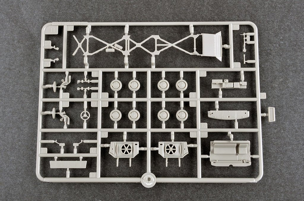 Trumpeter 07179 Lance-roquettes russe 9P113 avec roquette 9M21 et roquette tactique 9K52 Luna-M Frog-7, échelle 1/72  – image 9