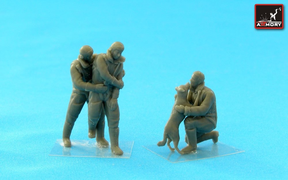 Armory Models F7224b RAF WWII crewman in high altitude outfit – “Friends” 1/72 – obrázek 2
