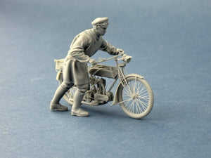 Copper State Models F35-062 British Dispatch Rider pushing his motorcycle (motorcycle not included) 1/35 – image 3