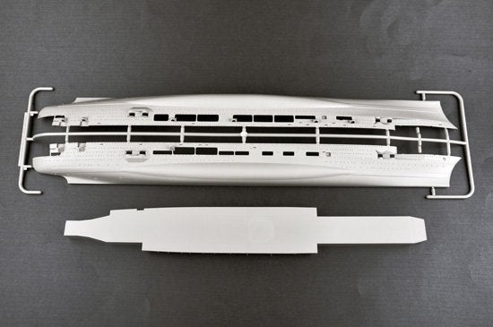 Trumpeter 05628 German Navy Aircraft Carrier DKM Peter Strasser 1/350 – obrázek 10