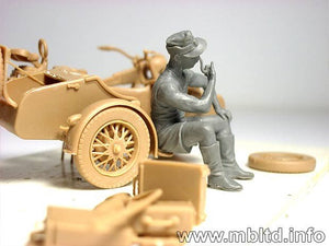 Master Box 3560 German motorcycle repair team (1/35) – image 11