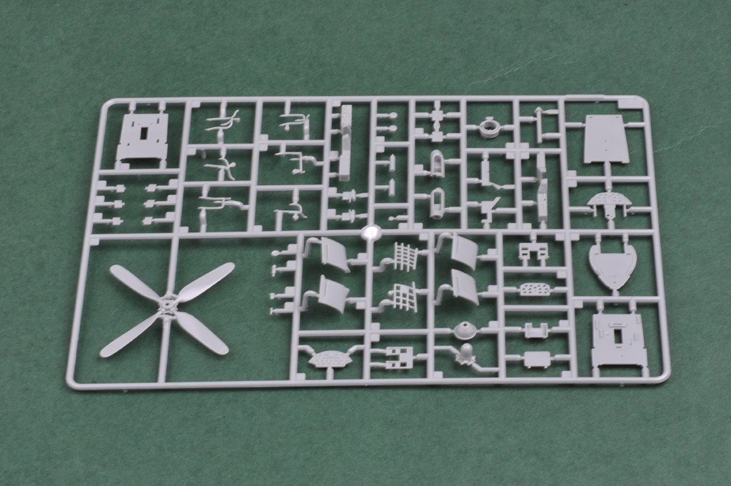 Hobby Boss 80387 F4U-4 Corsair Late version 1/48 – image 7
