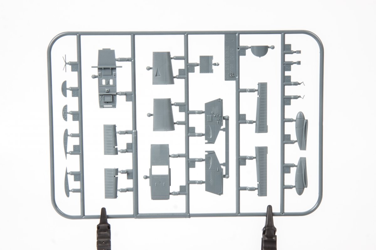 Eduard 84185 Z-526AFS Akrobat 1/48 – image 6