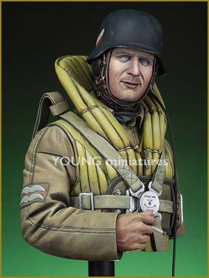 Young Miniatures YM1833 Luftwaffe Bomber Crewman, 1940 1/10 – image 2