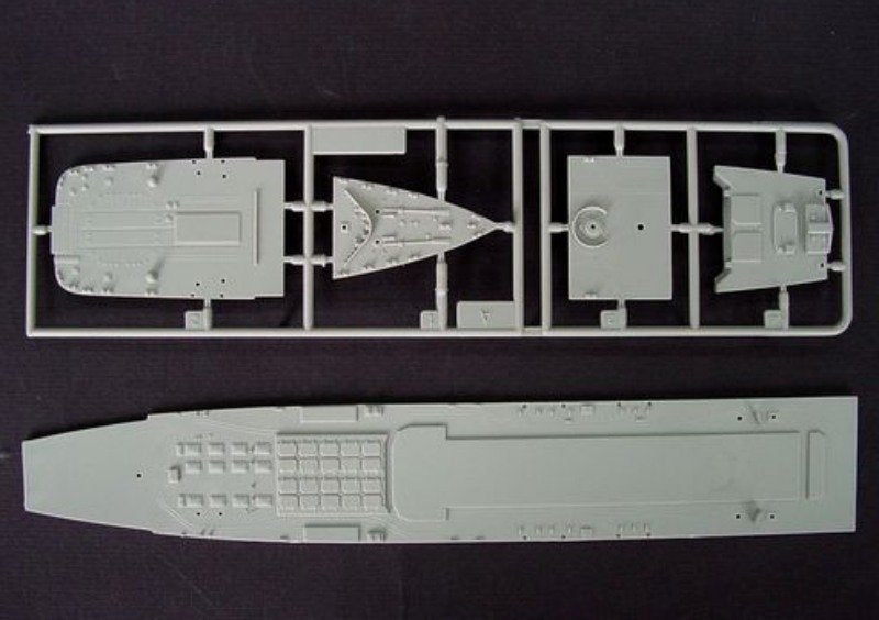 Trumpeter 05710 USSR Navy P. Velikiy Battle Cruiser 1/700 – image 4