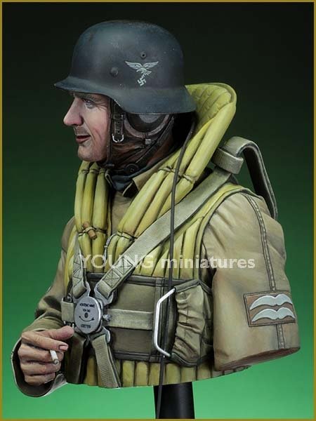 Young Miniatures YM1833 Luftwaffe Bomber Crewman, 1940 1/10 – image 6