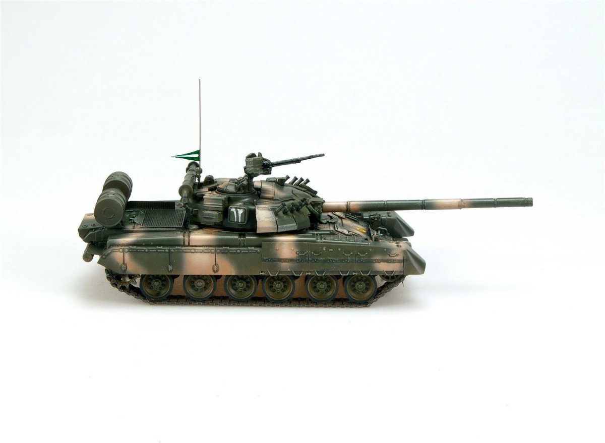 Modelcollect UA72028 T-80UD Main Battle Tank 1/72 – image 4