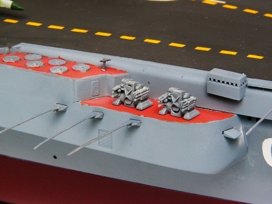 Trumpeter 05606 USSR Admiral Kuznetsov aircraft carrier 1/350 – image 11