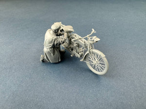 Copper State Models F35-058 Motocycliste de liaison britannique vérifiant sa moto (moto non incluse) 1/35 – image 3