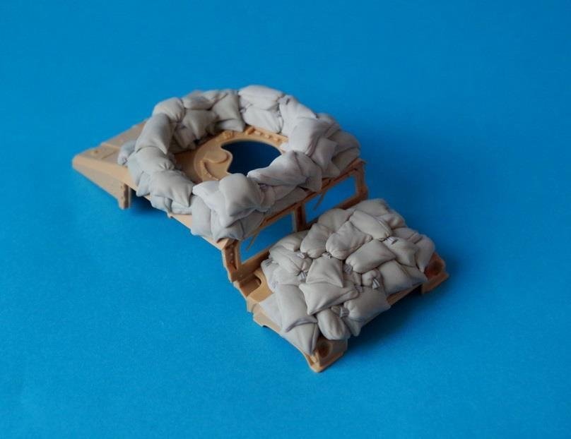 Panzer Art RE35-310 Humvee with sandbags armor (mobile check point) 1/35 – obrázek 2