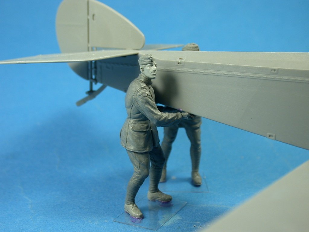 Copper State Models F32-023 RFC Air Mechanics lifting the tail 1/32 – image 5
