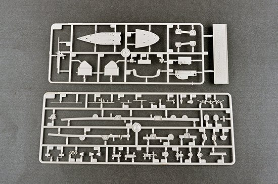 Trumpeter 06710 German Navy Aircraft Carrier DKM Peter Strasser 1/700 – image 7